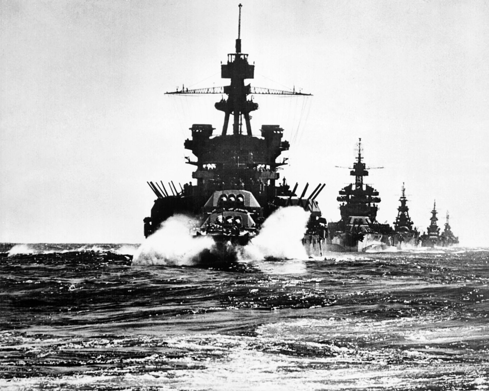 Battleships, Submarines And Aircraft Carriers Fight: Battle Of Leyte ...